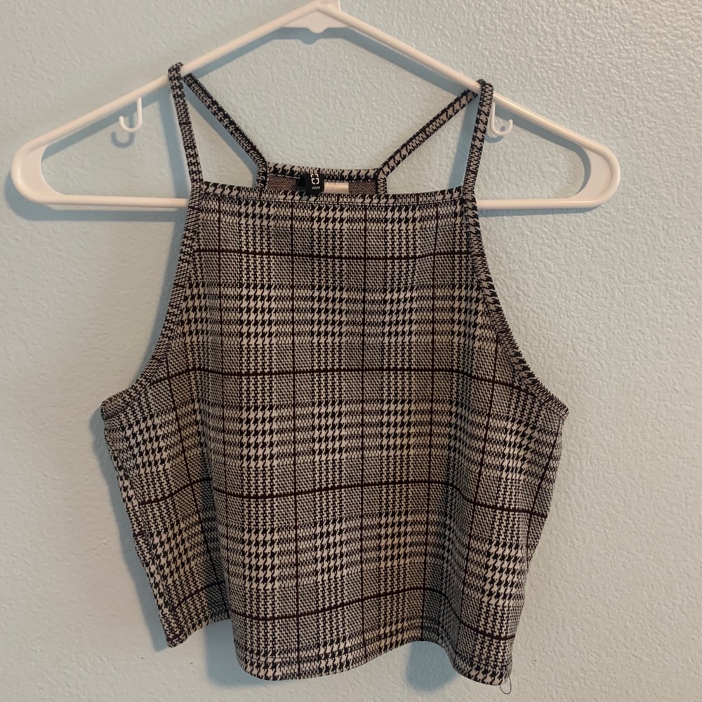 Cropped black and white shirt